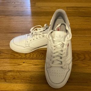 Mens Adidas Continental 80 in cloud white. Size 9, no creases barely worn